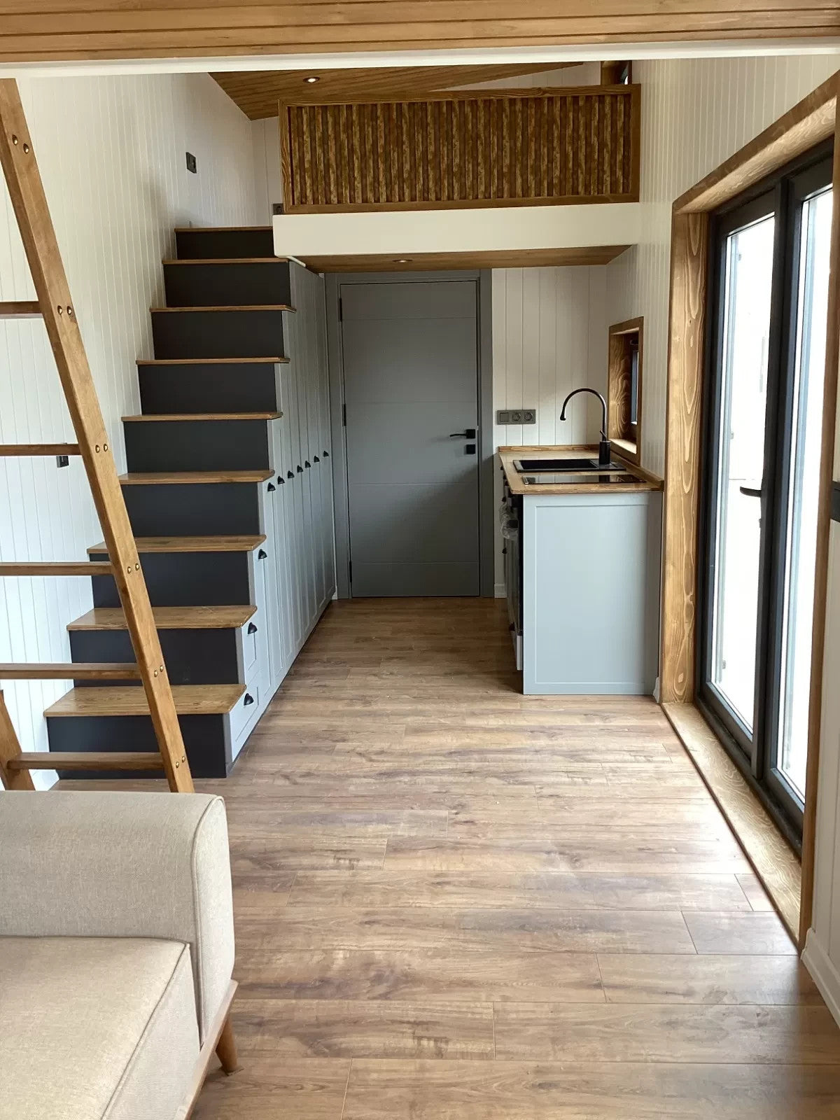 Tiny House KOSOVA 8m Doppel-Loft – 29,5m² – inkl. Lieferung DE – TÜV – Familien